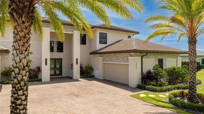Attached, Exterior, Facade, Mediterranean