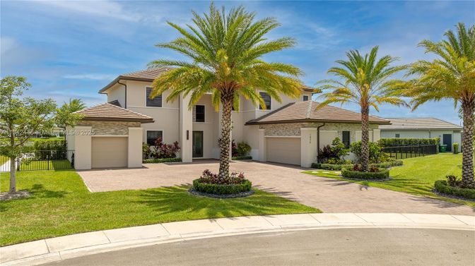 Attached, Exterior, Facade, Mediterranean