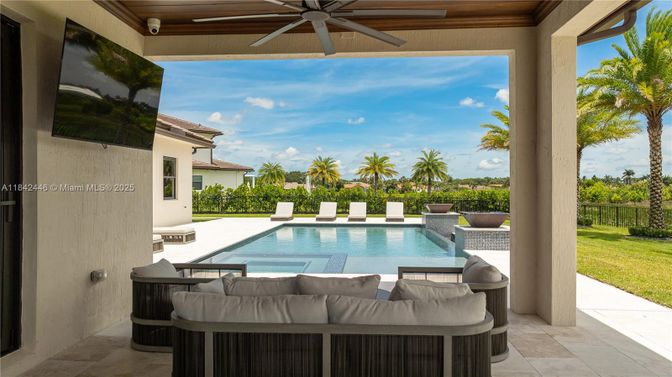 Exterior, Hot Tub, Pool