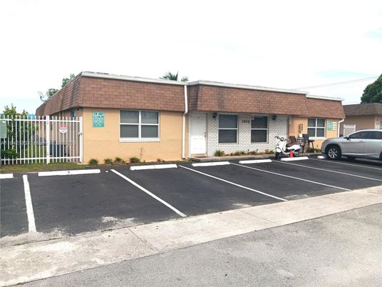 Exterior, Facade, Ranch