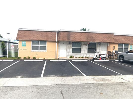 Exterior, Facade, Ranch