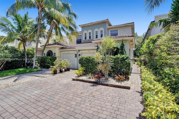 Attached, Exterior, Facade, Mediterranean