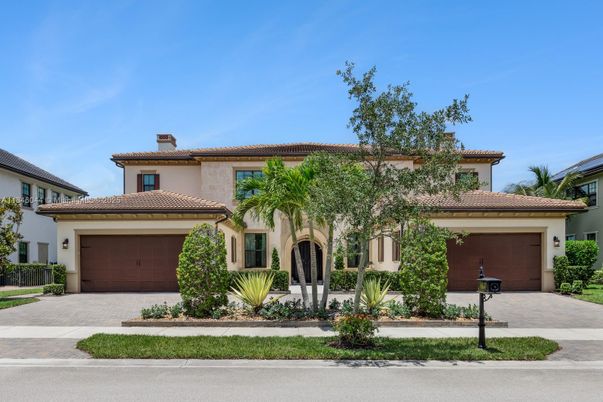 Attached, Exterior, Facade, Mediterranean