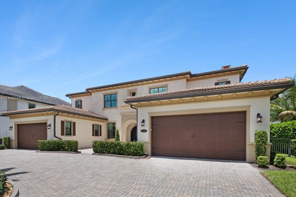 Attached, Exterior, Facade, Mediterranean