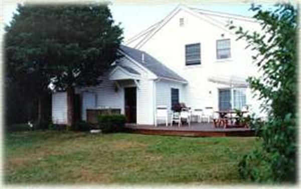 Exterior, Facade, Backyard, Farmhouse