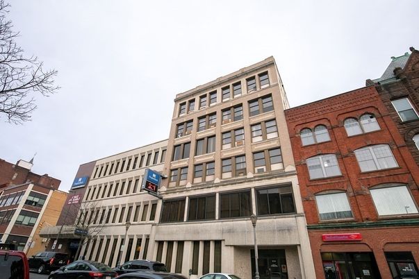 Exterior, Facade, Brick Facade, Chicago School