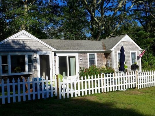Exterior, Facade, Backyard, Ranch