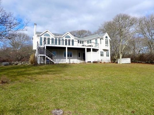 Exterior, Facade, Backyard, Farmhouse