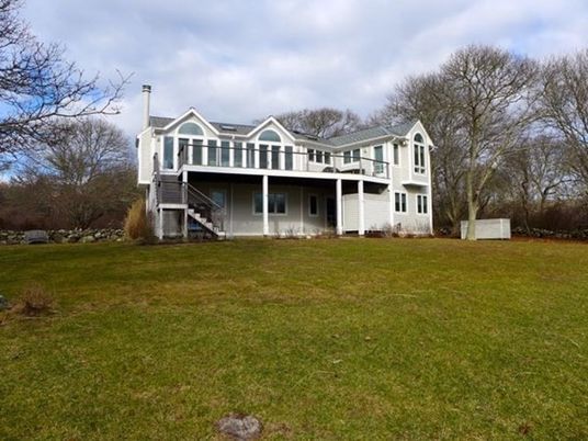 Exterior, Facade, Backyard, Farmhouse