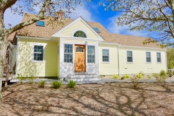Exterior, Facade, Backyard, Ranch