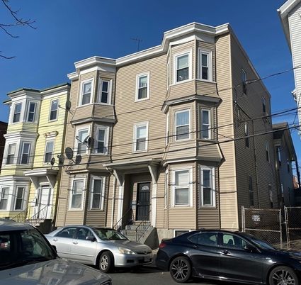 Exterior, Facade, Rowhouse