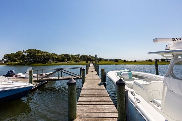 Exterior, Lake