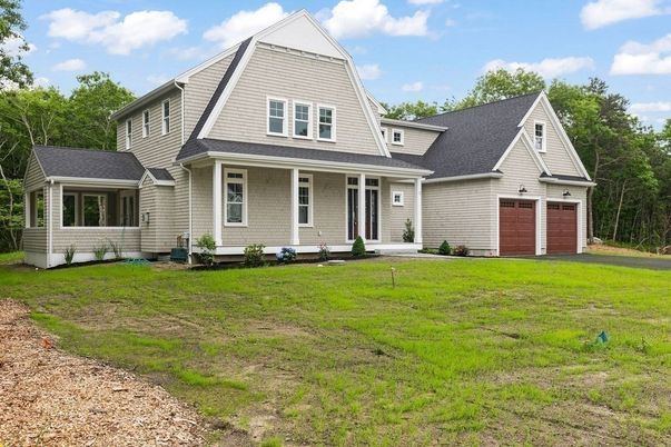 Attached, Exterior, Facade, Farmhouse