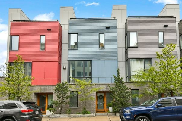 Exterior, Facade, Rowhouse
