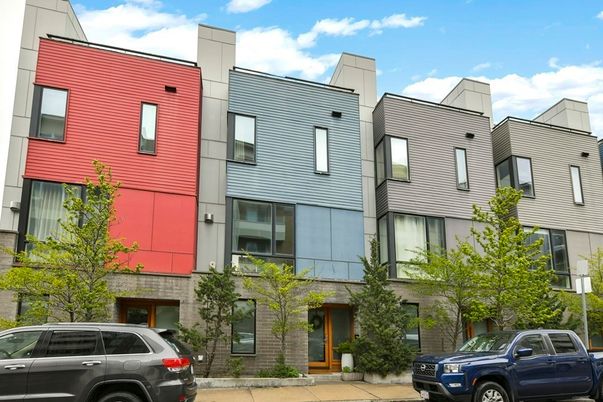 Exterior, Facade, Rowhouse