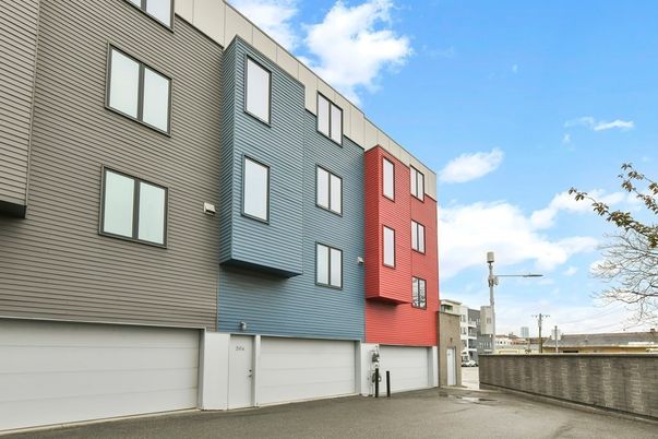 Attached, Exterior, Facade, Rowhouse