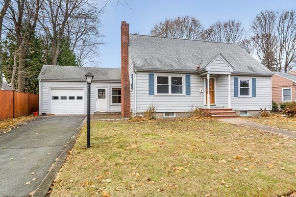 Attached, Exterior, Facade, Cape Cod