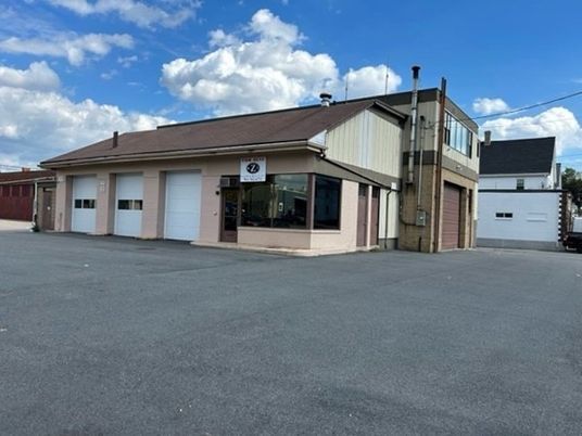 Attached, Exterior, Facade, Ranch