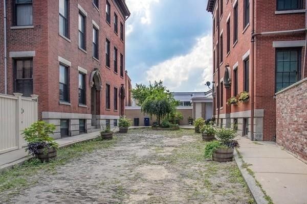 Backyard, Exterior, Facade, Brick Facade, Rowhouse