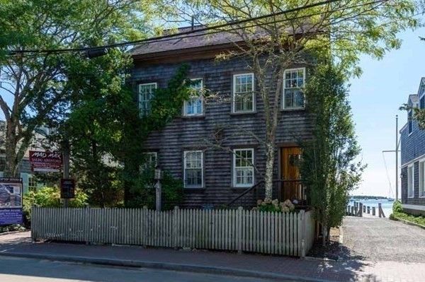 Exterior, Facade, Rowhouse