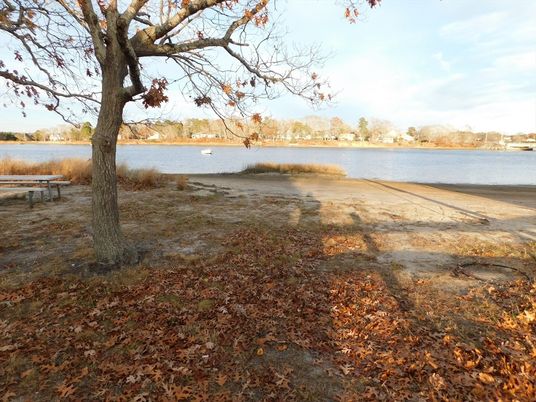 Exterior, Lake