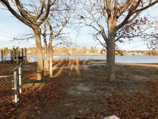 Exterior, Lake