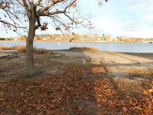 Exterior, Lake