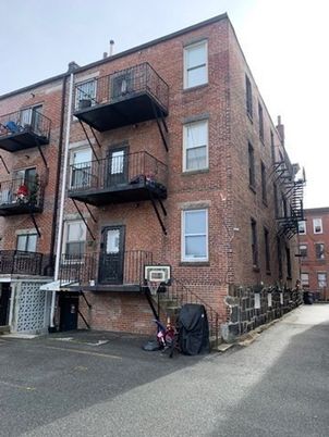Exterior, Facade, Brick Facade, Rowhouse