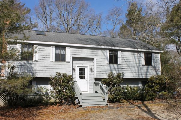 Exterior, Facade, Raised Ranch