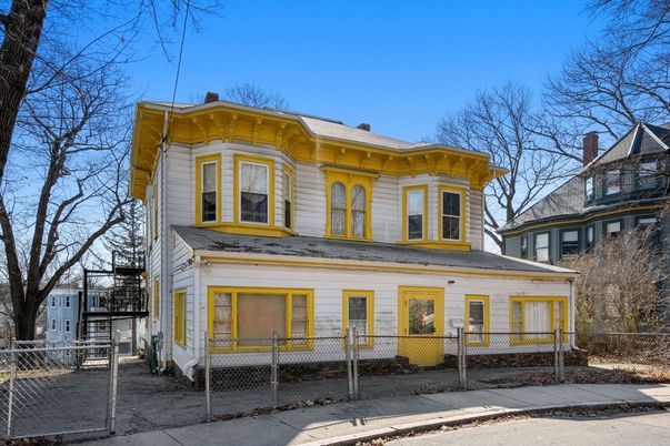 Exterior, Facade, Queen Anne Victorian