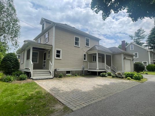 Attached, Exterior, Facade, Queen Anne Victorian