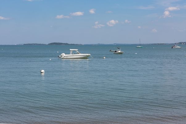 Exterior, Lake