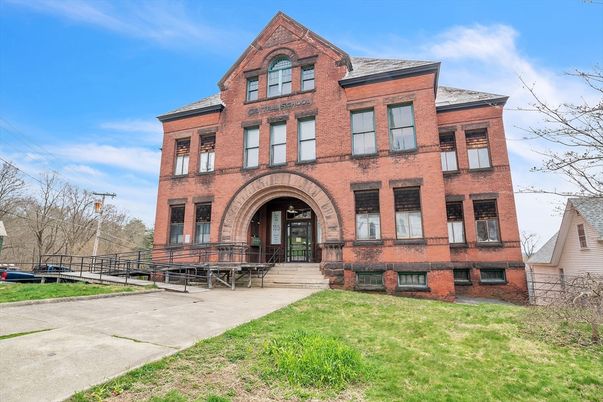 Exterior, Facade, Brick Facade, Rowhouse