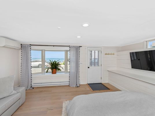 Interior, Recessed Lighting, Water, Wood Texture Flooring