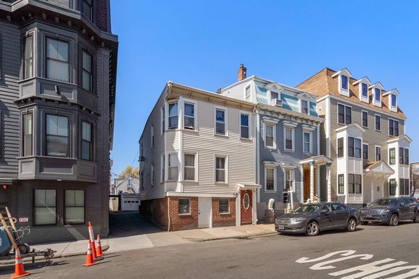 Exterior, Facade, Rowhouse
