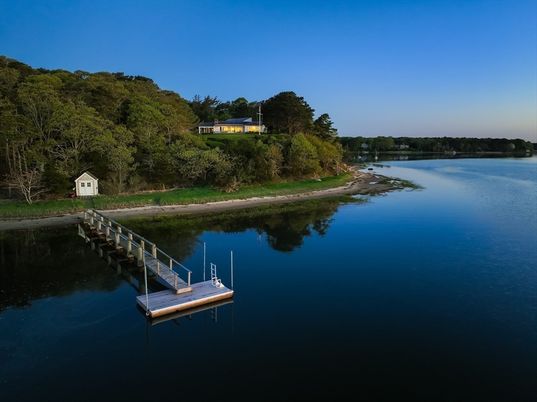 Exterior, Lake
