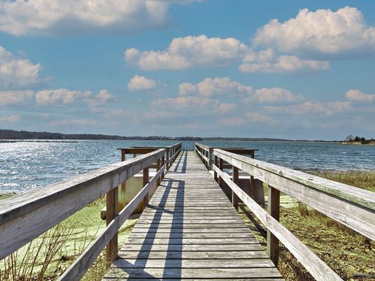 Exterior, Lake