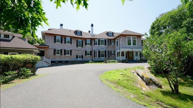 Attached, Backyard, Exterior, Facade, Brick Facade, Georgian