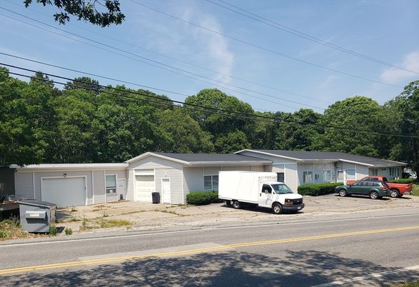 Attached, Exterior, Facade, Ranch