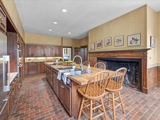 Fireplace, Interior, Kitchen, Recessed Lighting