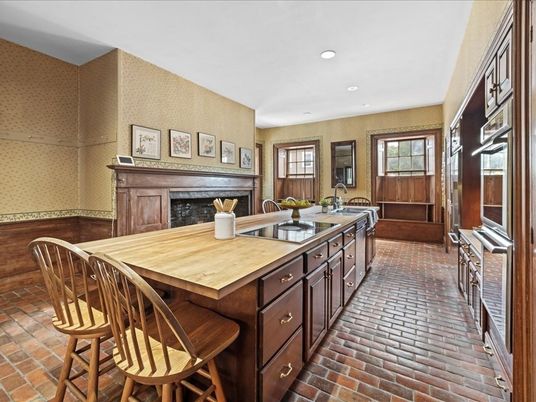 Fireplace, Interior, Kitchen, Recessed Lighting