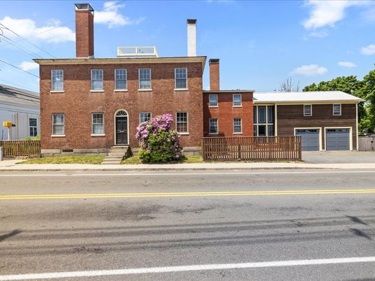 Attached, Exterior, Facade, Brick Facade, Georgian