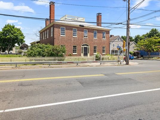 Exterior, Facade, Brick Facade, Georgian