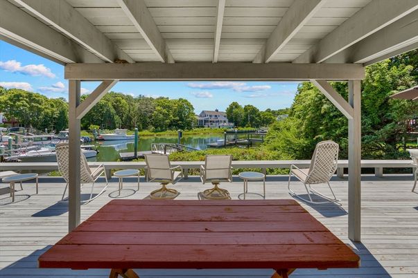 Exterior, Lake