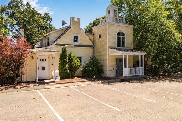 Exterior, Facade, Farmhouse