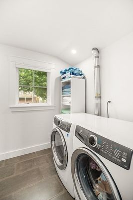 Interior, Recessed Lighting, Washer, Wood Texture Flooring