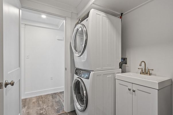 Interior, Recessed Lighting, Washer, Wood Texture Flooring