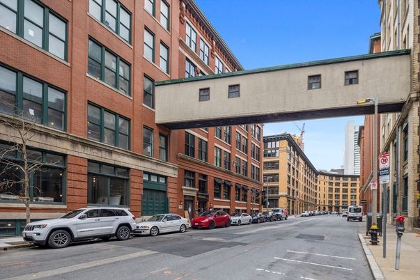 Exterior, Facade, Brick Facade, Chicago School
