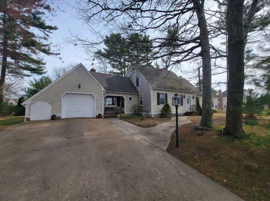 Attached, Exterior, Facade, Cape Cod