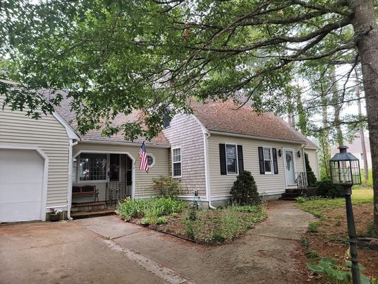 Attached, Exterior, Facade, Cape Cod